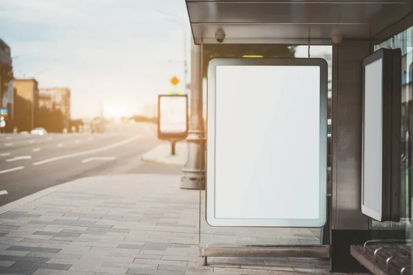 Posměch praporu na autobusové zastávce — Stock fotografie