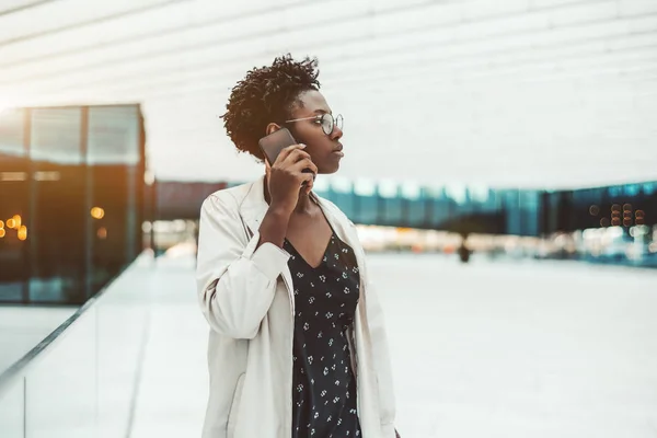 Young Afro businesswoman is phoning — 图库照片