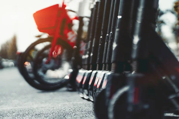 Ряд электронных скутеров и велосипедов — стоковое фото