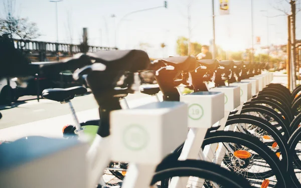 De rij huurfietsen buiten — Stockfoto