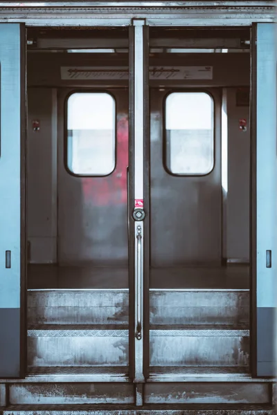 Geöffnete Türen eines Eisenbahnwaggons — Stockfoto