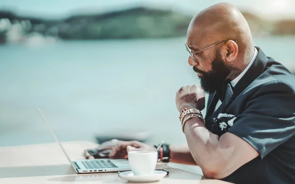 Afrikaanse zakenman met laptop — Stockfoto