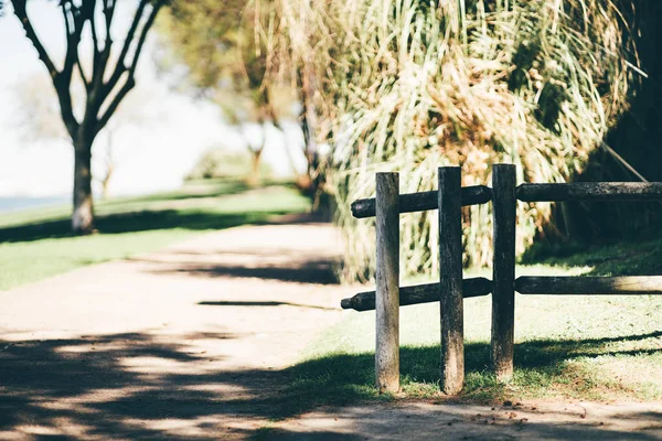 Eine hölzerne Hecke im Park — Stockfoto