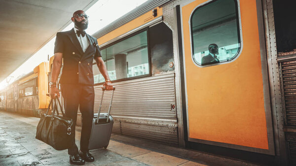 Hombre africano en una estación de tren — Foto de Stock