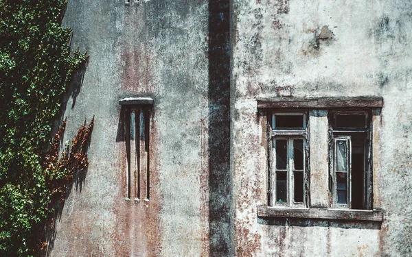 The wall of an abandoned building — Stock Photo, Image