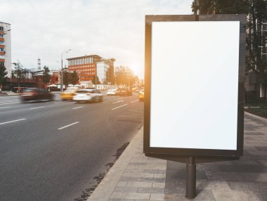 Yol kenarında bir poster modeli.