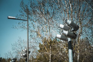 Dışarıda dört spot ışığı