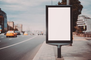 Yol kenarında reklam panosu modeli.