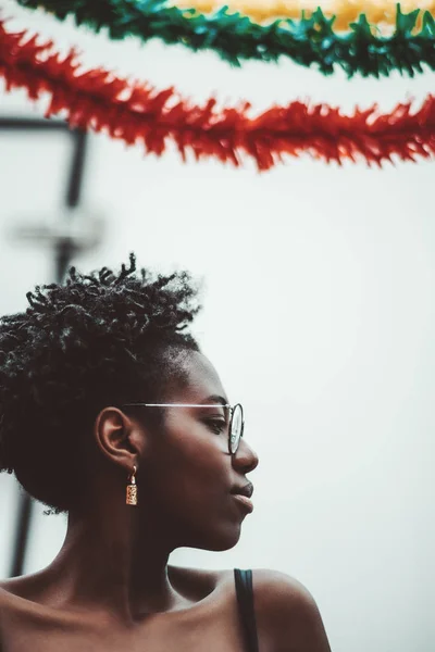 Porträtt av svart flicka utomhus — Stockfoto