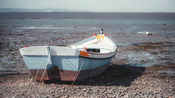 Nehir kıyısında renkli bir tekne — Stok fotoğraf