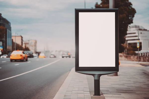Макет билборда у дороги — стоковое фото