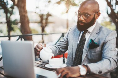 Dizüstü bilgisayarlı Afrikalı girişimci