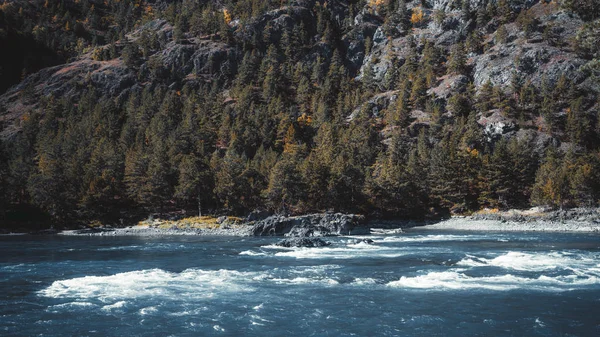 Paisaje de montaña de otoño con un río —  Fotos de Stock