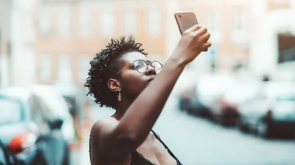 Black girl taking pics on the street — Stock Photo, Image