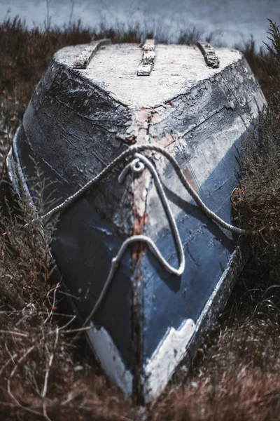 Barco de madeira que coloca de cabeça para baixo — Fotografia de Stock