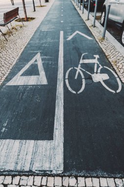 Pencerenin önünde üst katta bir iş görüşmesi: ciddi yakışıklı beyaz erkek girişimci bir dizüstü bilgisayarı işaret ediyor ve iş arkadaşına görevler veriyor - uzun saçlı bir iş kadını