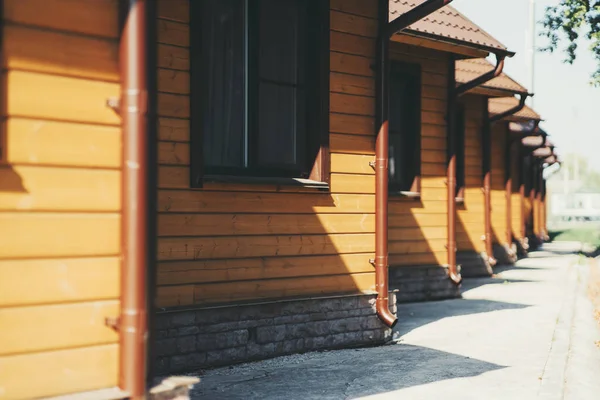 Ряд Желтых Равных Деревянных Одноэтажных Домов Молодежном Общежитии Пансионате Треугольными — стоковое фото