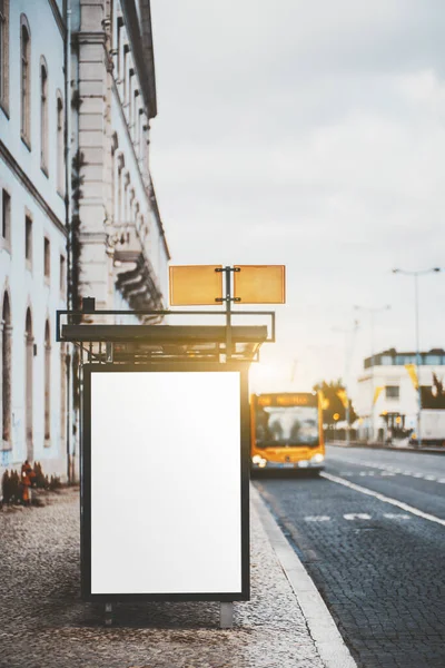 Fotografía Vertical Una Maqueta Publicitaria Blanco Fuera Parada Autobús Una — Foto de Stock