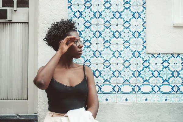 Bländande Ung Afrikansk Kvinna Justerar Glasögon När Står Framför Traditionella — Stockfoto