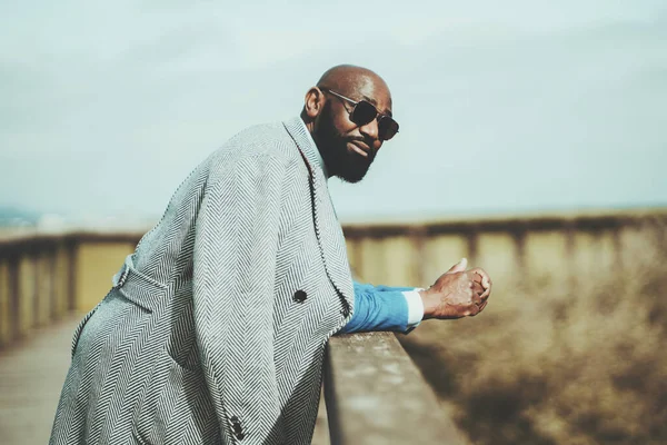 Retrato Hombre Africano Calvo Barbudo Guapo Gafas Sol Abrigo Apoyado —  Fotos de Stock