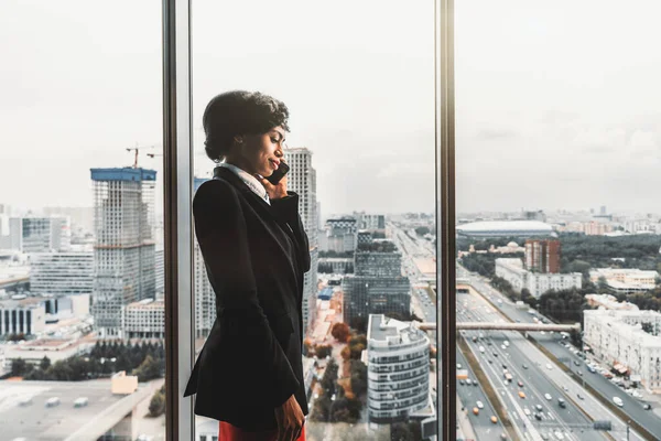 Seriös Afroamerikansk Affärskvinna Pratar Telefon När Hon Står Nära Ett — Stockfoto