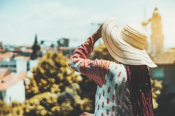 View Black Woman Braids Sundress Adjusting Her Hat While Observing — Stock Photo, Image