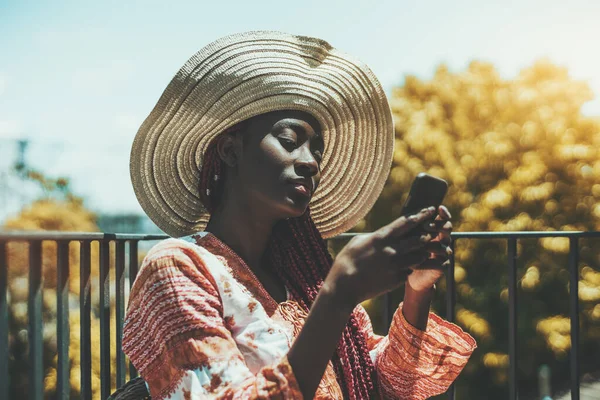 Charmig Svart Turist Flicka Halm Hatt Och Solklänning Sitter Utomhus — Stockfoto