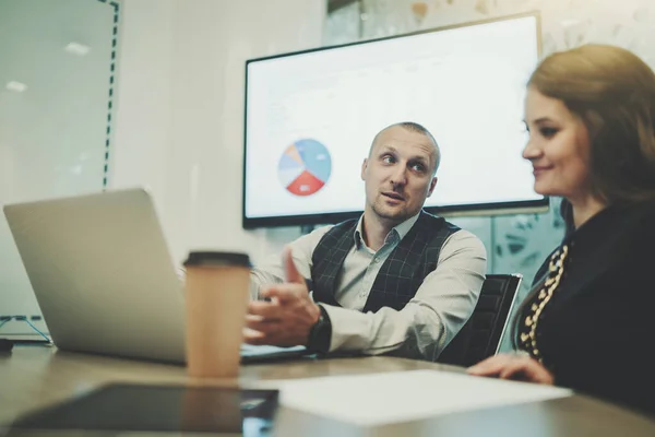 Reunión Negocios Una Sala Juntas Con Enfoque Selectivo Hombre Emprendedor — Foto de Stock