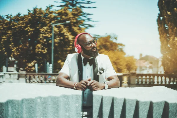 Hombre Africano Calvo Barbudo Maduro Guapo Gafas Elegante Traje Blanco —  Fotos de Stock