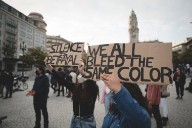 Porto, Portekiz - 6 Haziran 2020: Irksal ayrımcılığa karşı gösteri önemli; Siyahi hayatlar önemli; 
