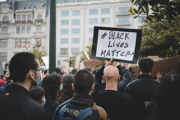 ポルト ポルトガル 2020年6月6日 群衆の中にはげ人間の後ろから見ると 人種差別や暴力に対するデモ中にテキスト ブラックライフ問題 を持つプラカードを表示します — ストック写真