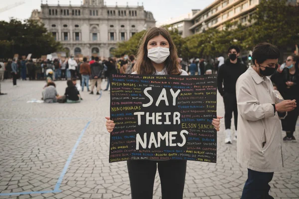 ポルト ポルトガル 2020年6月6日 人種差別に対するデモブラックライフ問題 医療用マスクの女性は テキスト 自分の名前を言う と多くの名前とカラフルなプラカードを保持しています — ストック写真