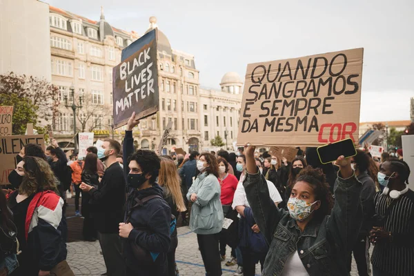 Porto Portugal Junho 2020 Multidão Portugueses Com Cartazes Cartazes Racistas — Fotografia de Stock