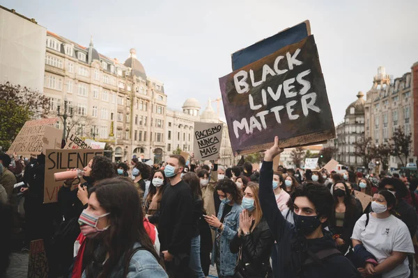 Oporto Portugal Junio 2020 Multitud Portugueses Con Afiches Pancartas Antirracistas — Foto de Stock