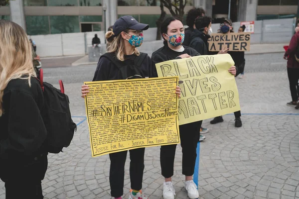 葡萄牙波尔图 2020年6月6日 反对种族歧视的示威活动 两名戴着医疗面具的年轻妇女在街上拿着黄纸标语牌 黑人生命事关重大 说出她们的名字 — 图库照片