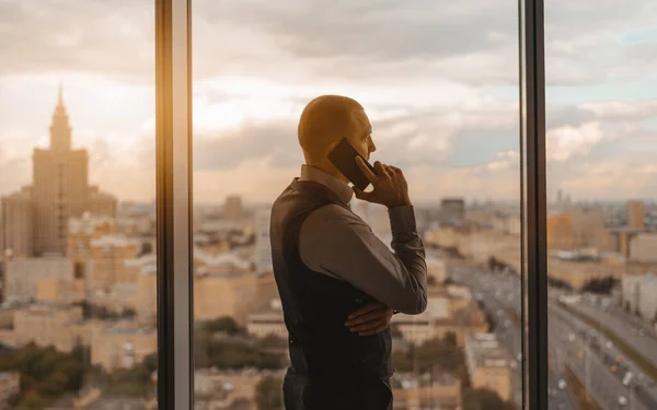 Silhouette Eines Hispanischen Geschäftsmannes Der Telefon Telefoniert Während Der Nähe — Stockfoto