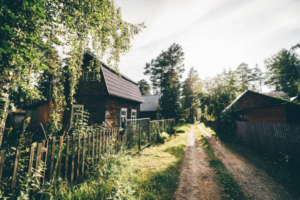 Vidvinkel Utsikt Över Solig Sommargata Landet Med Trähus Sidorna Smal — Stockfoto