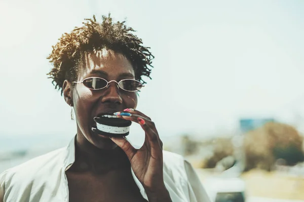 Retrato Cerca Una Joven Negra Deslumbrante Gafas Sol Una Trinchera —  Fotos de Stock