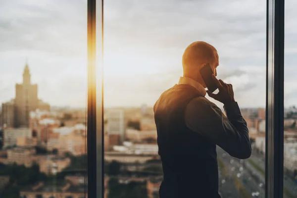 Silhuett Kaukasiska Mannen Entreprenör Som Har Telefon Samtal När Står — Stockfoto