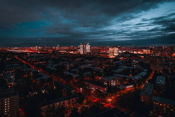 Derin Mavi Gökyüzü Olan Bir Şehrin Insansız Hava Aracından Geniş — Stok fotoğraf