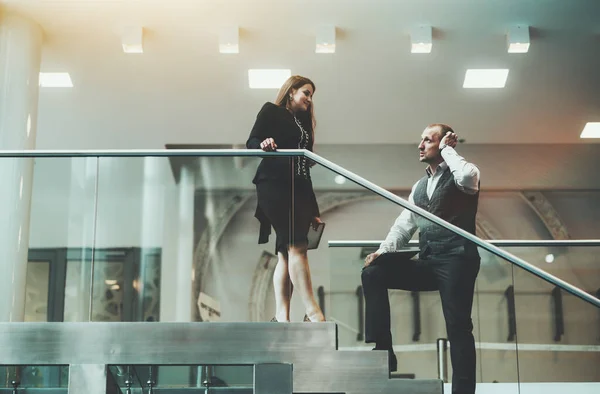 Una Conversazione Affari All Interno Ufficio Lusso Una Scala Una — Foto Stock