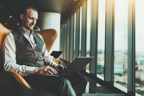 Hombre Negocios Alegre Exitoso Está Trabajando Computadora Portátil Mientras Está —  Fotos de Stock