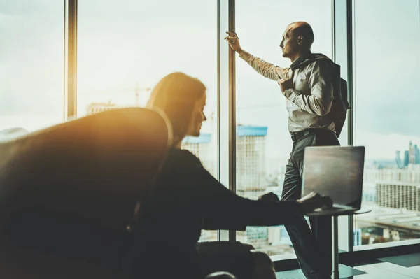 Dos Siluetas Cerca Ventana Panorámica Rascacielos Oficina Negocios Hombre Emprendedor — Foto de Stock