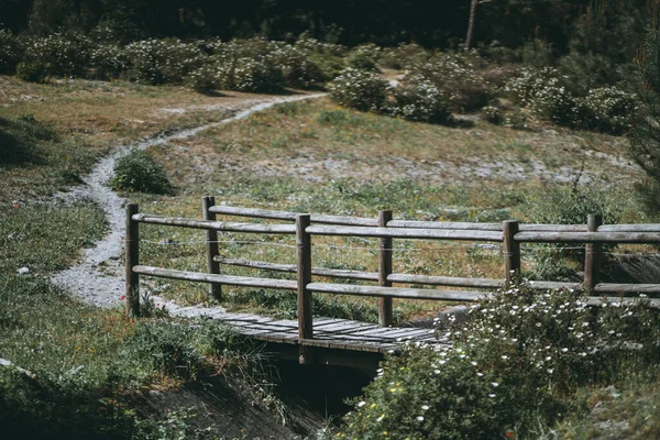 Uma Pequena Ponte Madeira Sobre Uma Calha Betão Estreita Caminho — Fotografia de Stock