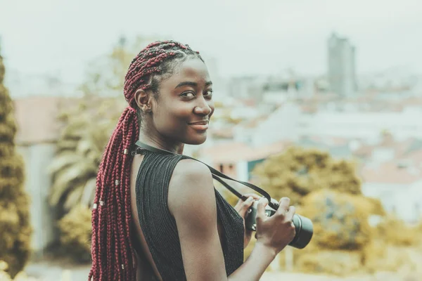 Dazzling Young African Tourist Woman Photographer Maroon Colored Braids Staying — Stock Photo, Image