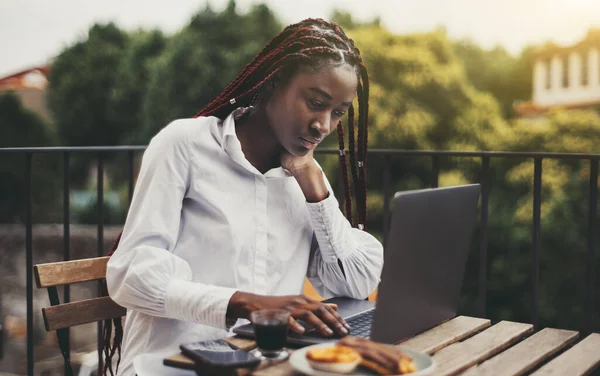 Eine Hinreißende Junge Schwarze Freiberuflerin Arbeitet Mit Einem Laptop Aus — Stockfoto