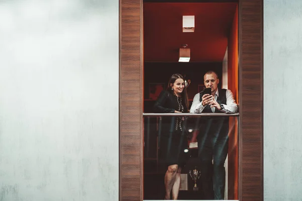 Два Предпринимателя Ведут Деловой Разговор Стоя Офисном Балконе Бизнесмен Показывает — стоковое фото