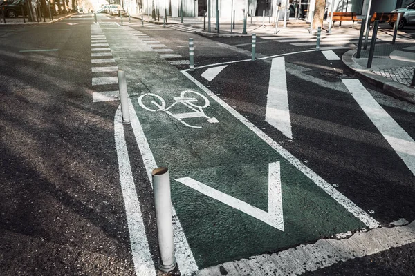 Ширококутний Вид Сучасного Міського Перехрестя Маркуванням Велосипедним Знаком Асфальті Пішохідним — стокове фото