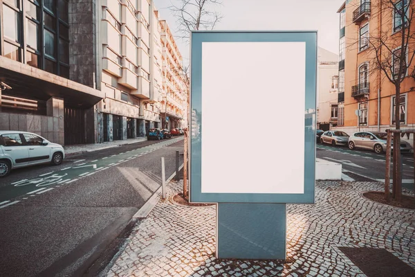 Mockup Banner Vertical Livre Branco Ambientes Urbanos Perto Estrada Espaço — Fotografia de Stock