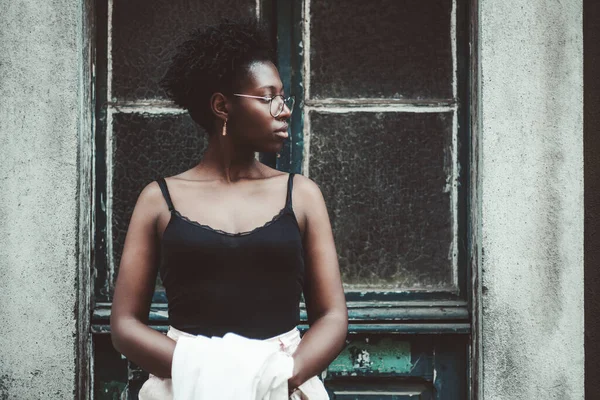 Retrato Jovem Fêmea Negra Top Tanque Óculos Olhando Para Lado — Fotografia de Stock